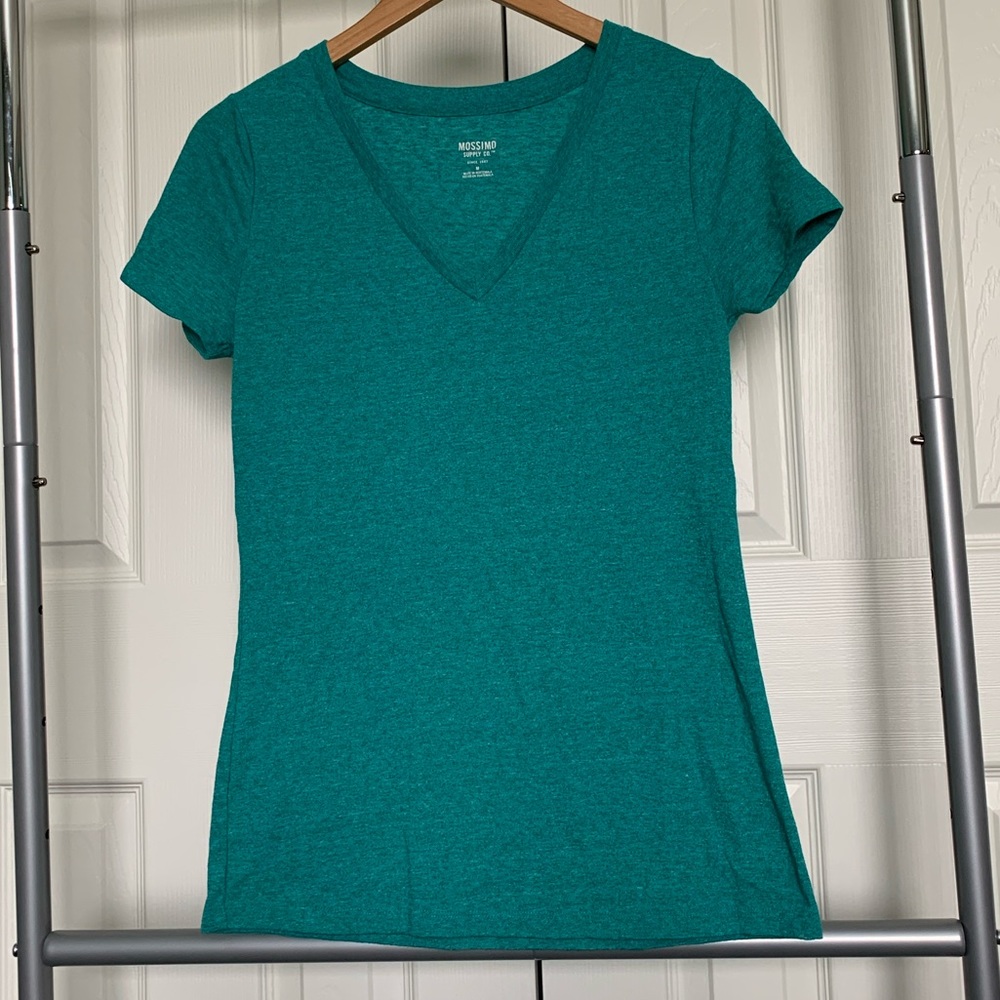 Mossimo heathered teal v-neck t-shirt. Size medium.